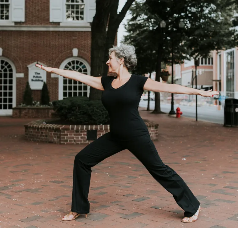 Woman in phase 3 of the best weight loss program practicing yoga pose outside