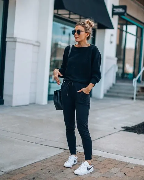 Woman wearing a black sporty and comfortable outfit to dress to flatter her figure